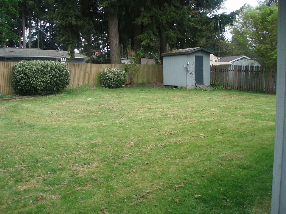2nd image of 814 Oakcrest Ct SE