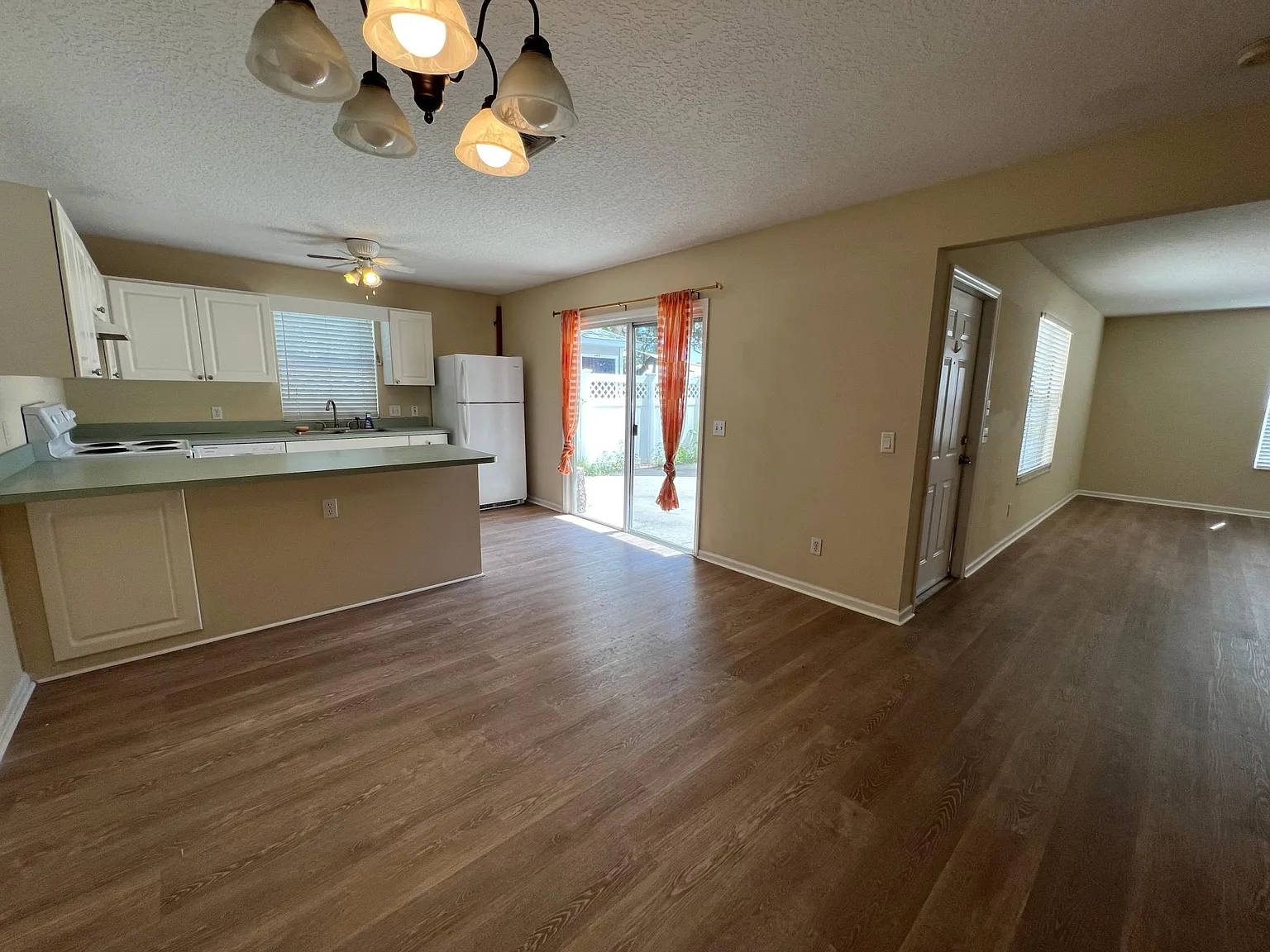 2 bed, 2.5 bath, 1596 sqft, $1,700 — Photo 4