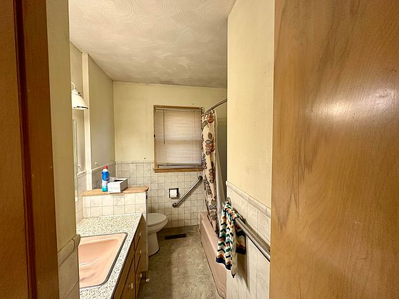 5th image of 322 N Sierra Dr