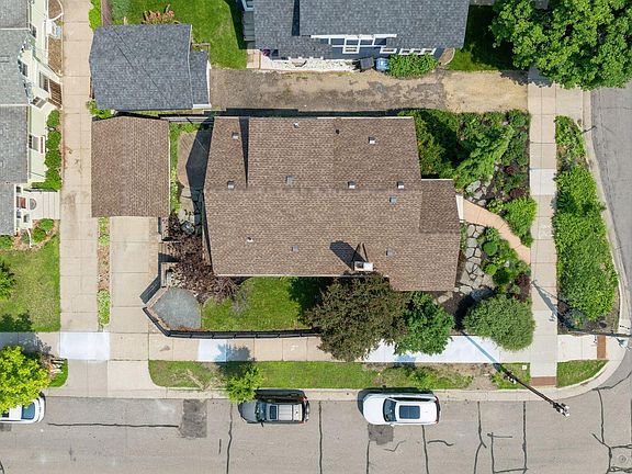 3rd image of 720 W 40th St