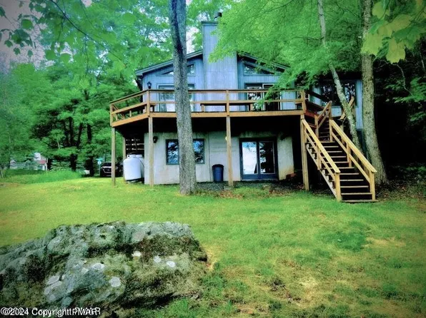 202 N Arrow Dr, Pocono Lake, PA 18347