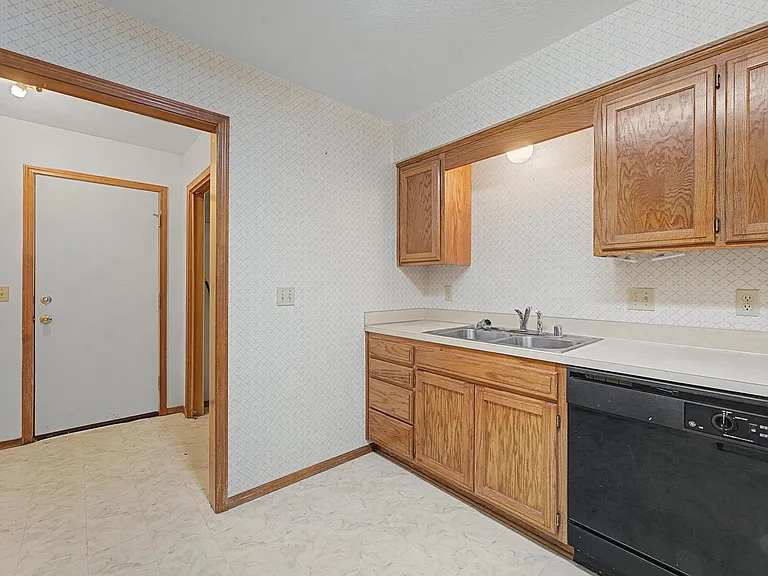 194 Hall Dr — Photo 8