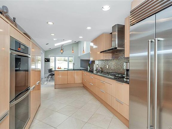 5th image of 21 Lakeshore Dr