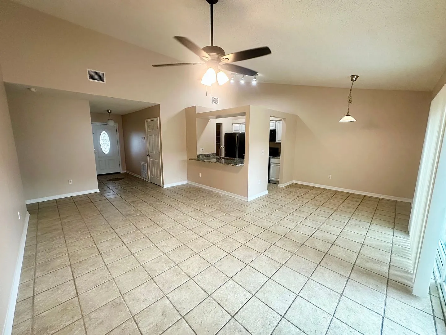Incredible 3 bed 2 bath home in Apopka — Photo 2