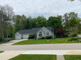 3127 Pleasantwood Dr, Fruitport, MI 49415
