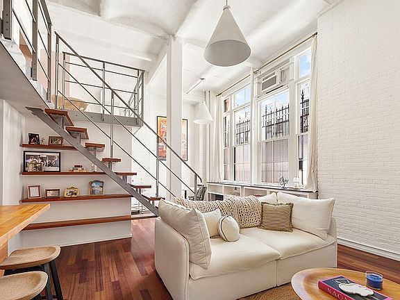 4th image of 720 Greenwich St #1R