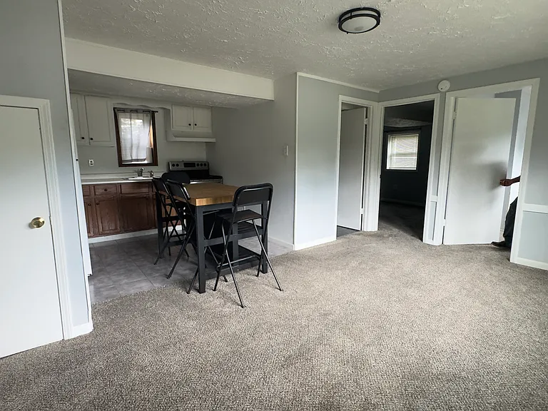 1320 W Montrose St #3 — Photo 2
