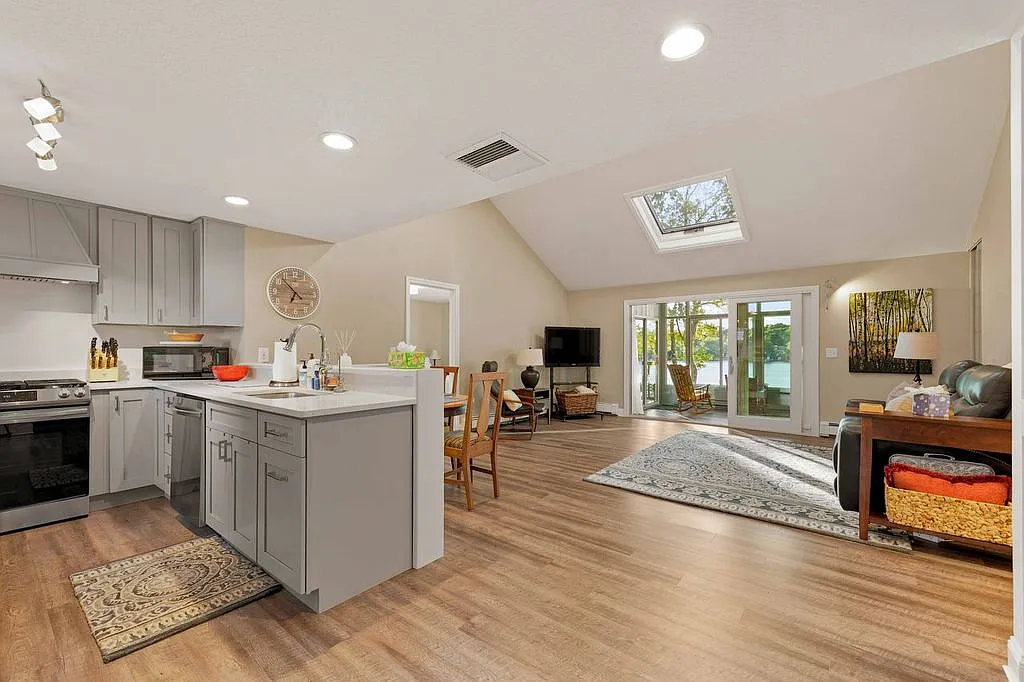 3 bed, 2200 sqft, $2,800 — Photo 3