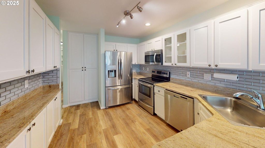 1455 Seacrest Ln APT 1A, Brookings, OR - View 3