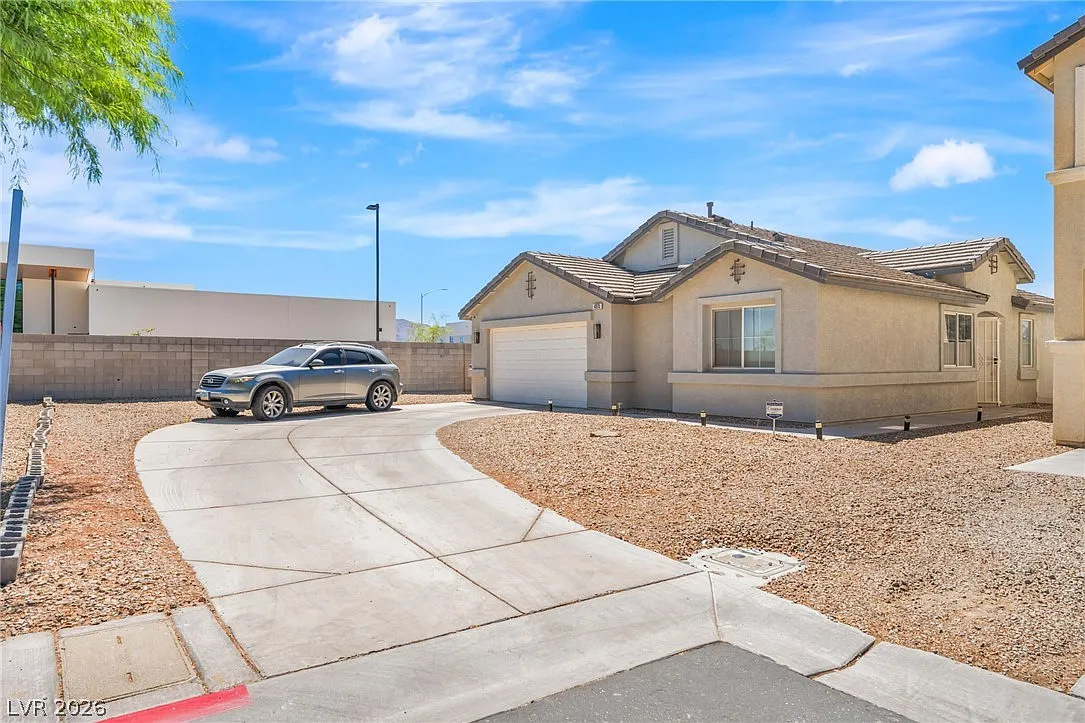 3 bed, 2.0 bath, 1137 sqft, $2,000 — Photo 2