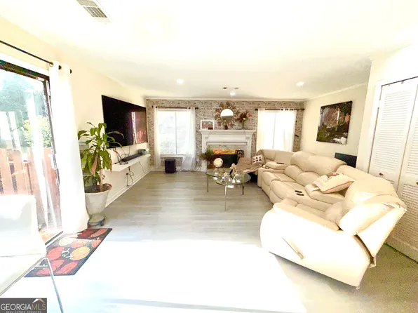 1014 Country Ct, Lawrenceville, GA 30044
