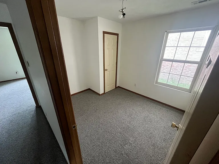 606 E Monroe St — Photo 5