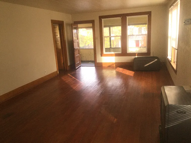 305 Quincy Ave — Photo 2