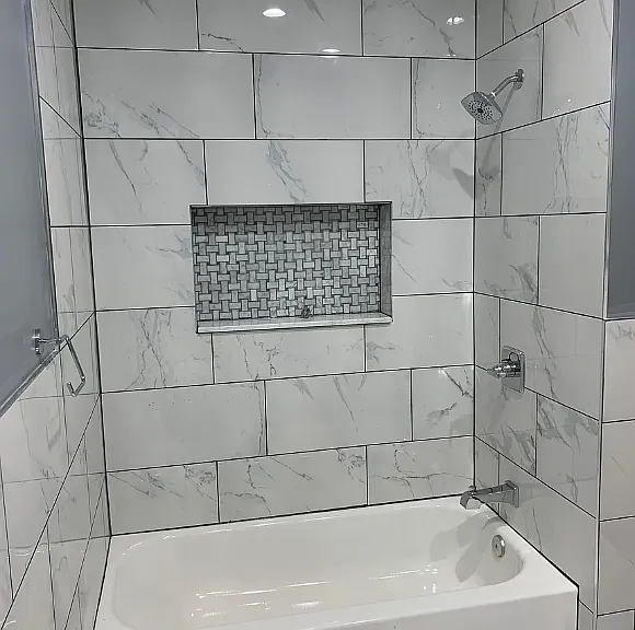 Bathtub in the main bathroom