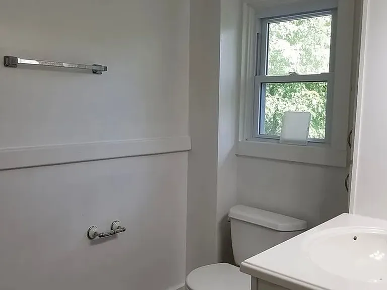 601 E University St — Photo 9