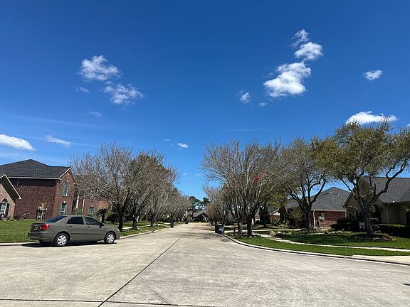 4th image of 305 Oak Creek Ct