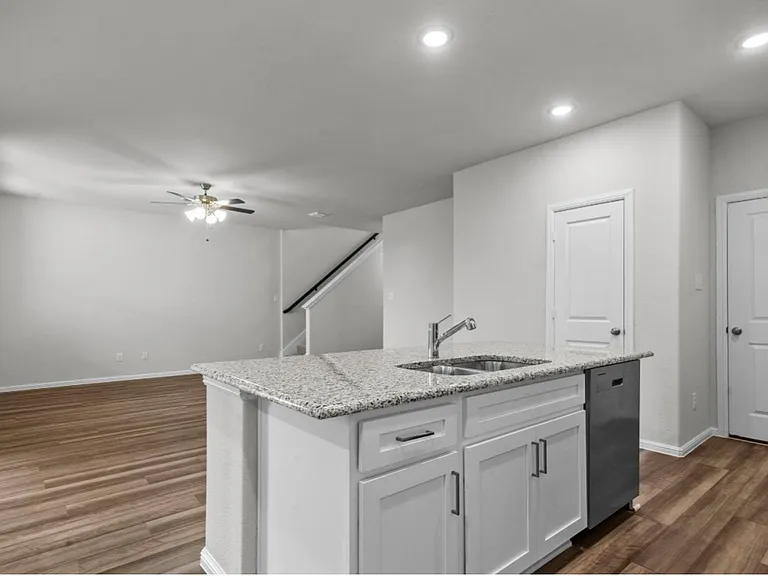 900 Portina Dr — Photo 12