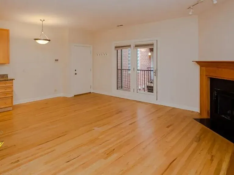 Remodeled Wrigleyville Apts! — Photo 3