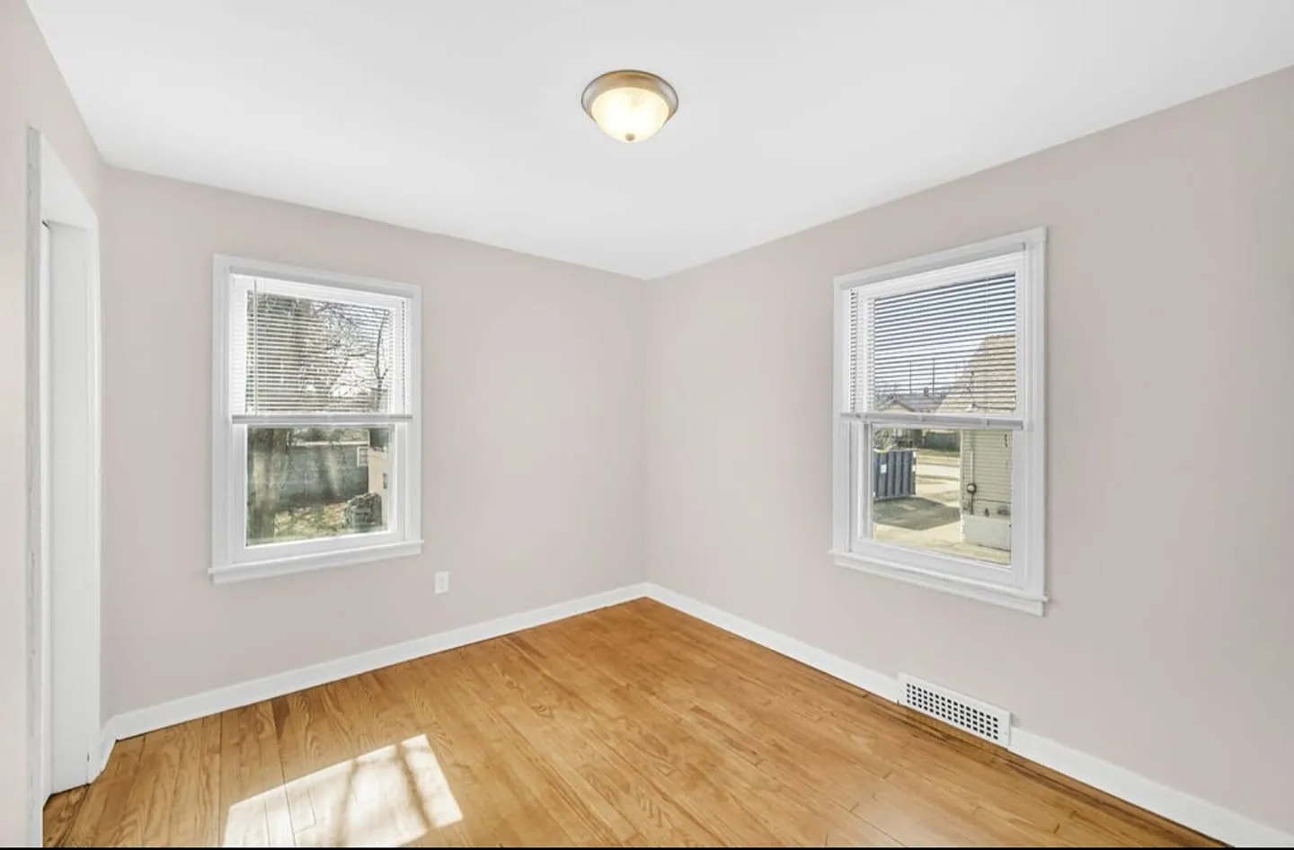 2 bed, 550 sqft, $1,550 — Photo 3