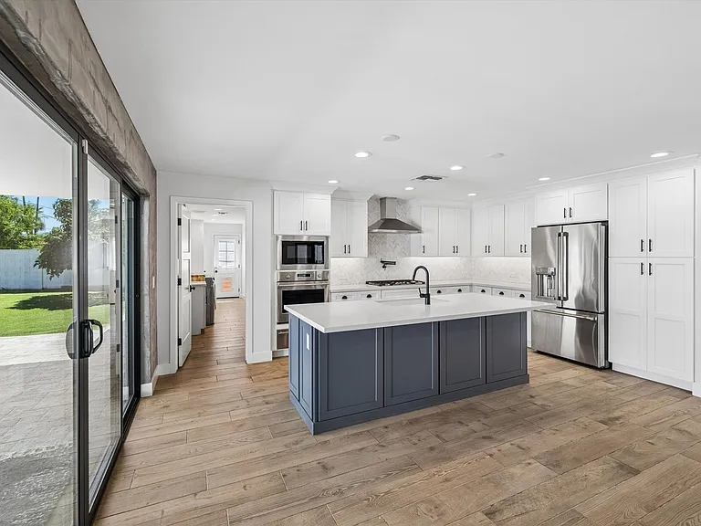 301 E Royal Palm Rd — Photo 21