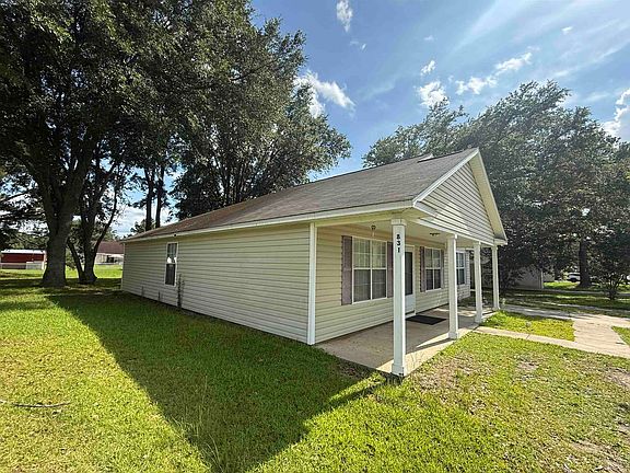 3rd image of 831 Arlington Cir