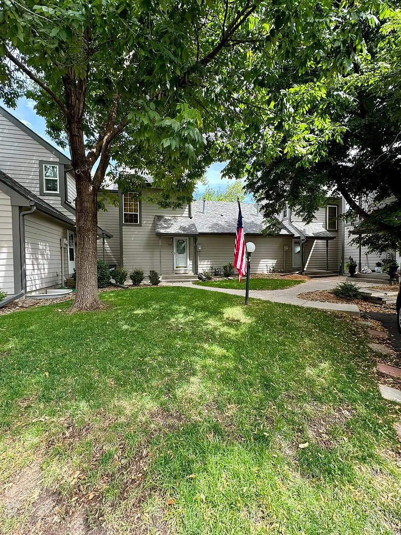 3 Bed Townhome In Broadmoor Bluffs — Photo 2