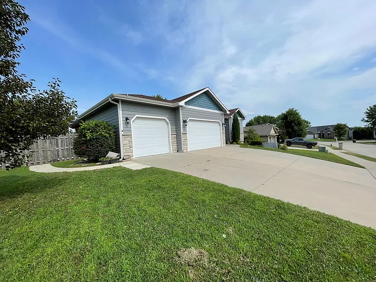 825 Locharno Dr — Photo 3