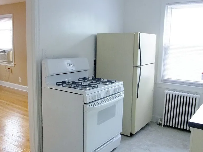 8210 Greenwood Ave — Photo 5