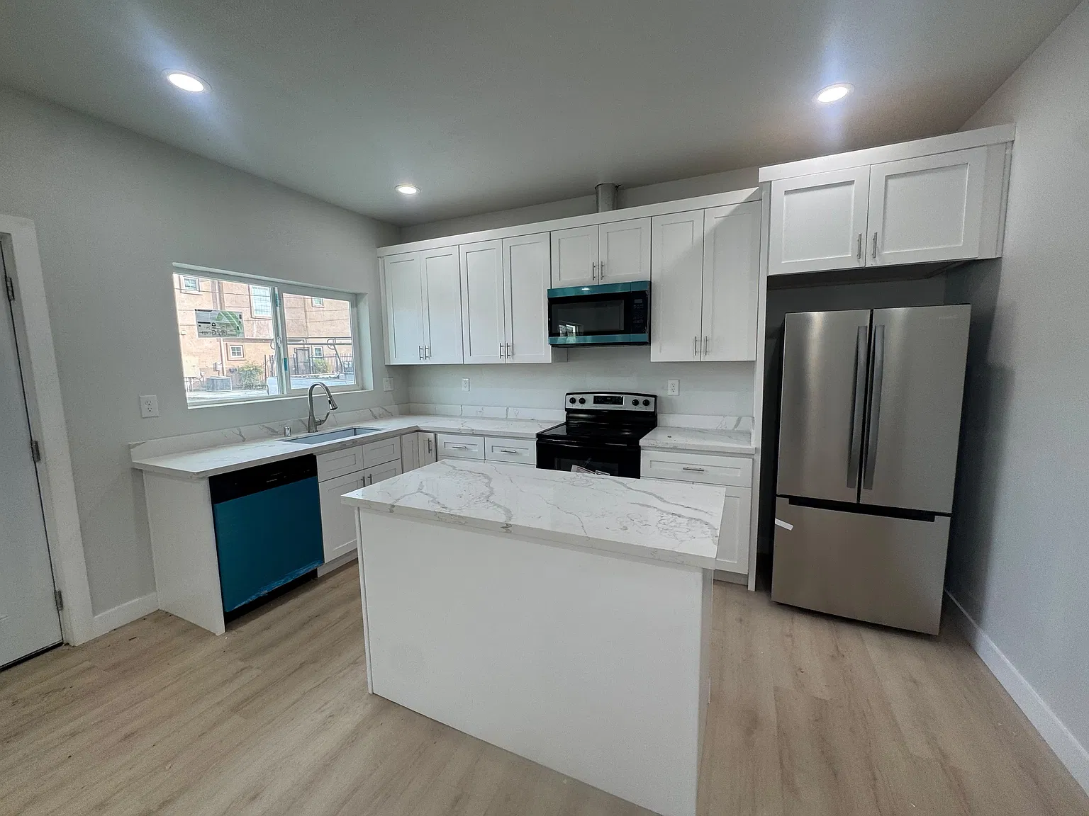 2 bed, 833 sqft, $2,800 — Photo 2