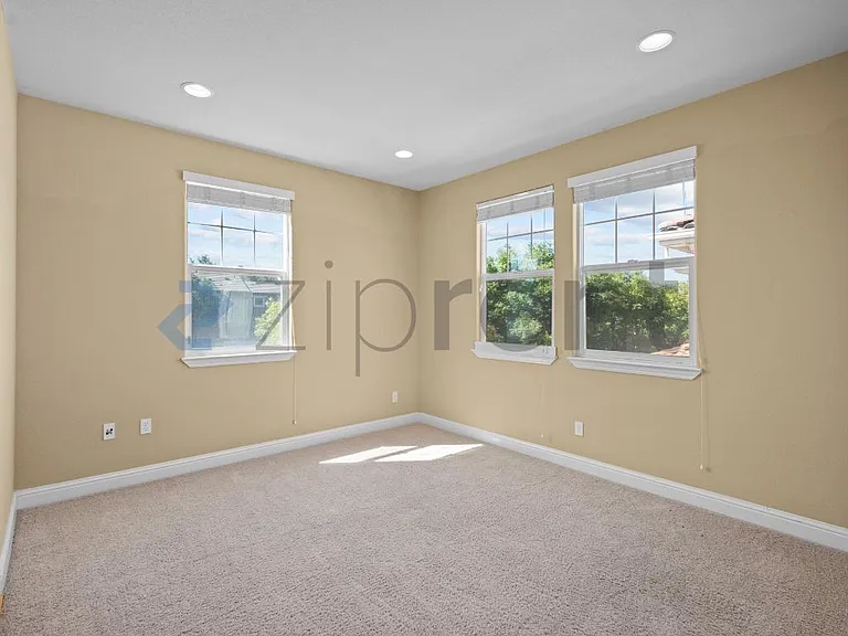 139 N Lafayette St — Photo 14