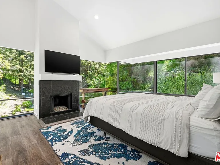 2350 Benedict Canyon Dr — Photo 16
