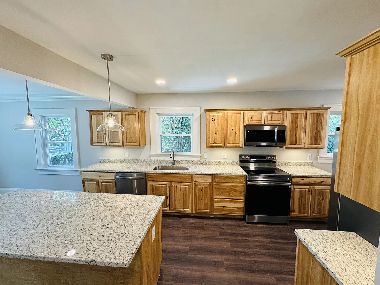 3 bed, 2010 sqft, $2,200 — Photo 3