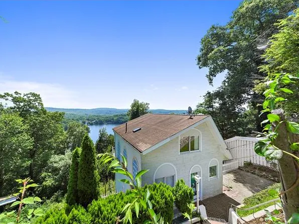 108 Traverse Rd, Lake Peekskill, NY 10537