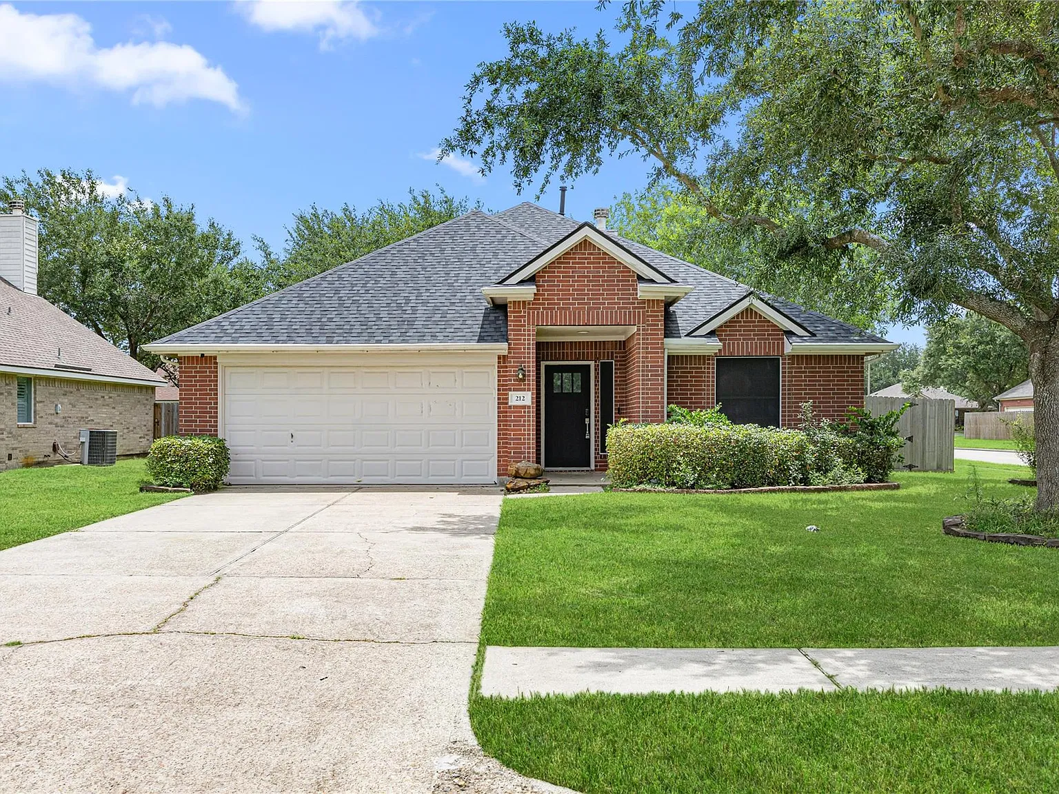 3 bed, 2.0 bath, 1828 sqft, $2,200 — Photo 2