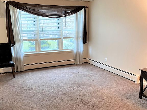 5th image of 485 Armstrong Ave APT H1