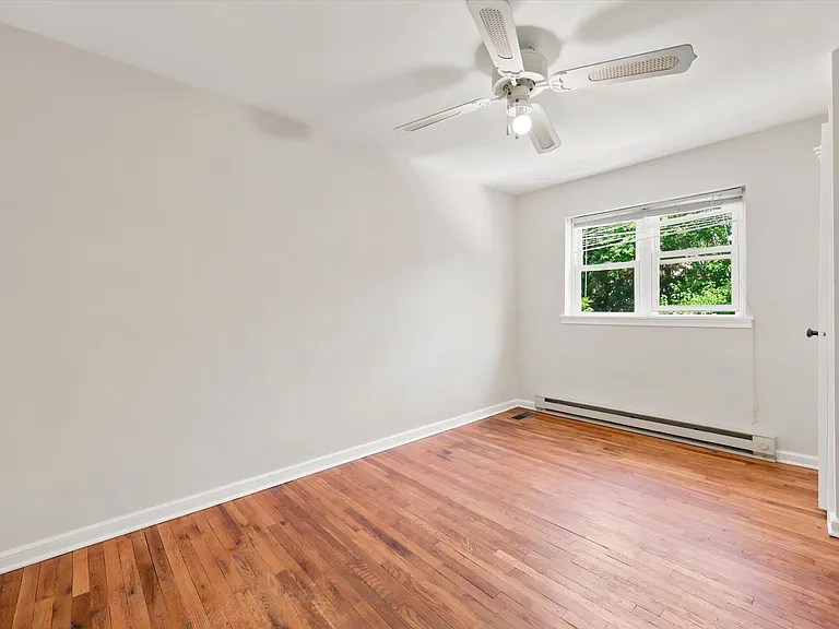 107 Plant Ave — Photo 8