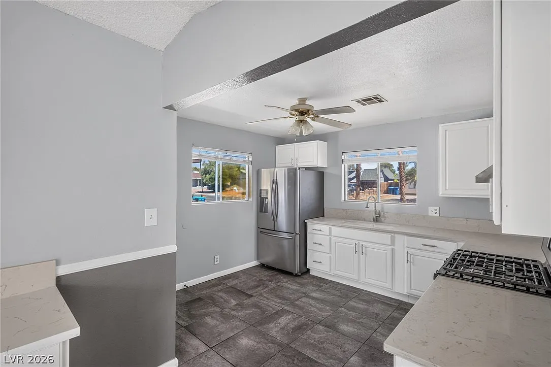 3 bed, 2.0 bath, 1211 sqft, $2,140 — Photo 3