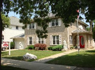 6737 N East Prairie Rd, Lincolnwood, IL 60712