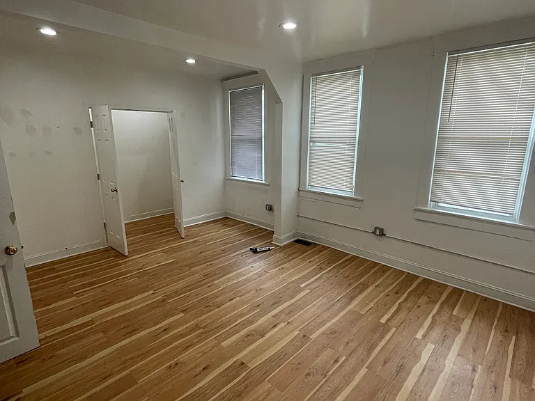 2323 Bryant Ave — Photo 5