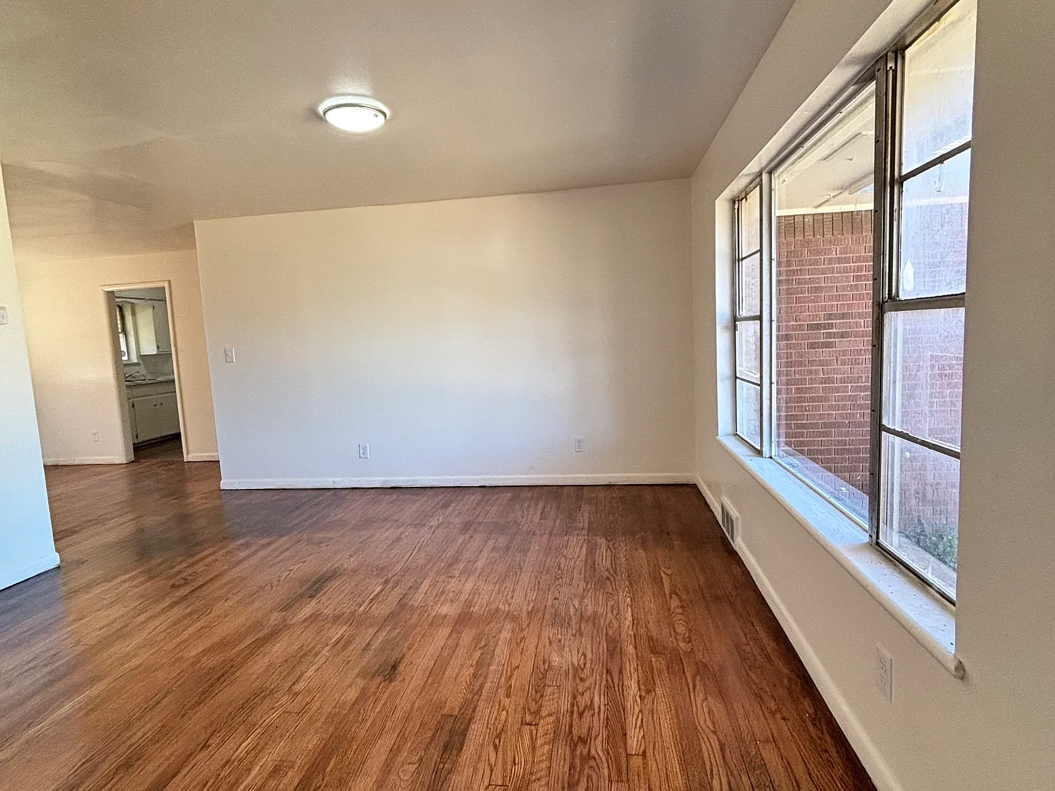 4 bed, 1.5 bath, 1500 sqft, $1,800 — Photo 2