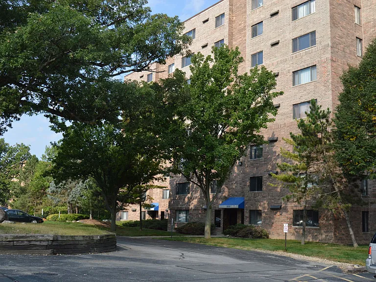 The Towers of Edgewater — Photo 3
