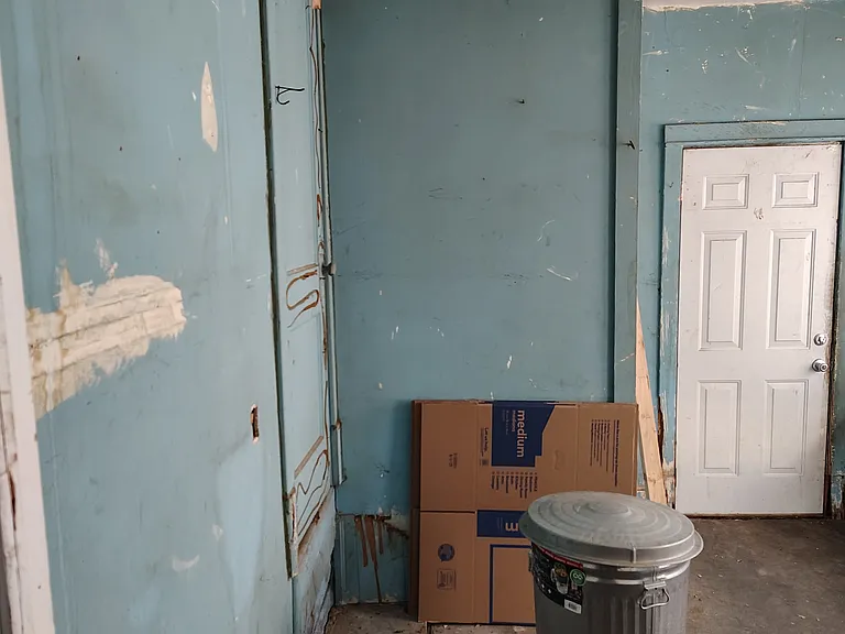 140 Illinois St — Photo 23