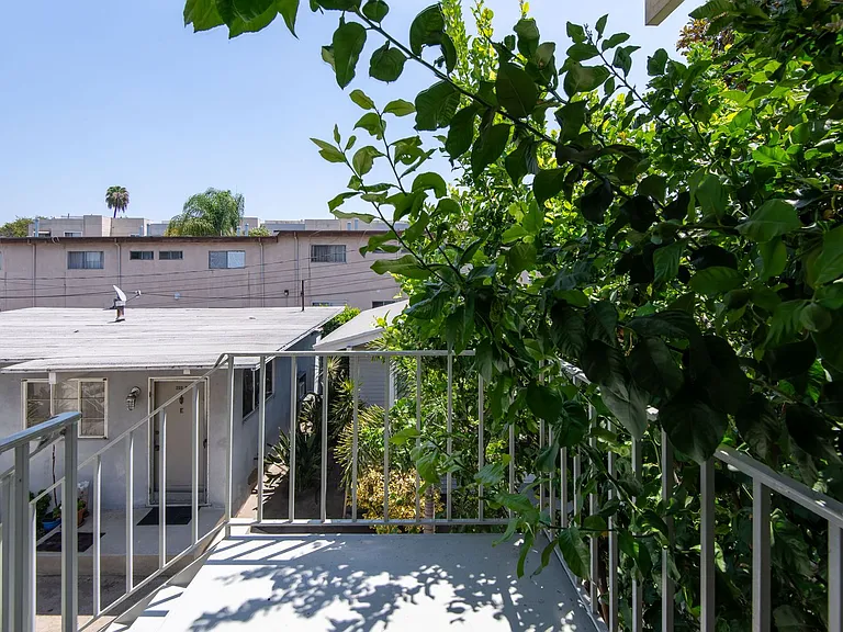 200-206 Maple — Photo 15