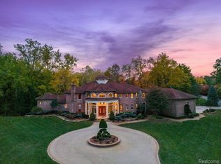 255 Camelot Way, Rochester, MI 48306