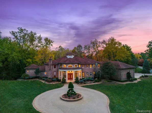 255 Camelot Way, Rochester, MI 48306