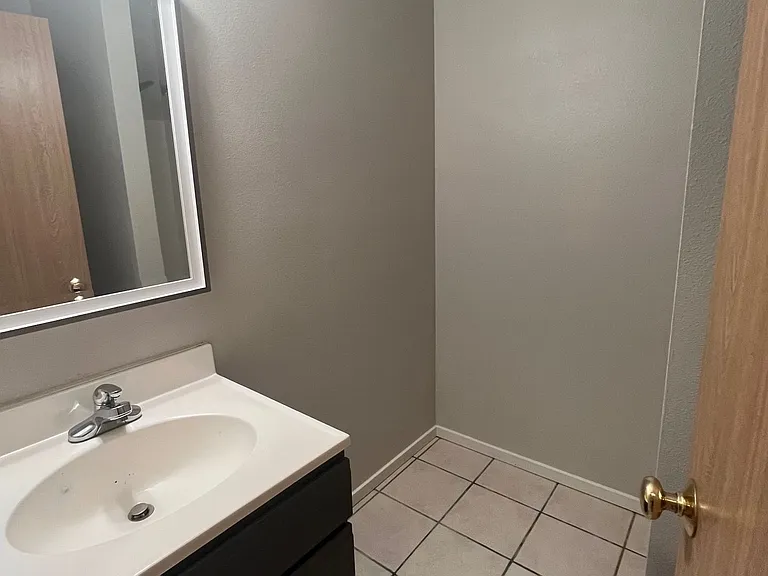 3 Bed, 2 Bath Home- Fenced Back Yard! — Photo 9