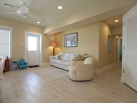 4th image of 9605 Ventnor Ave #1