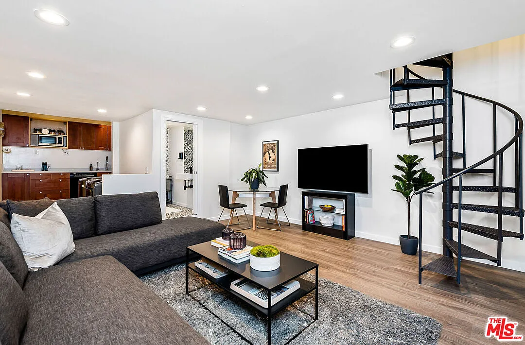 1 bed, 1.5 bath, 800 sqft, $3,200 — Photo 1
