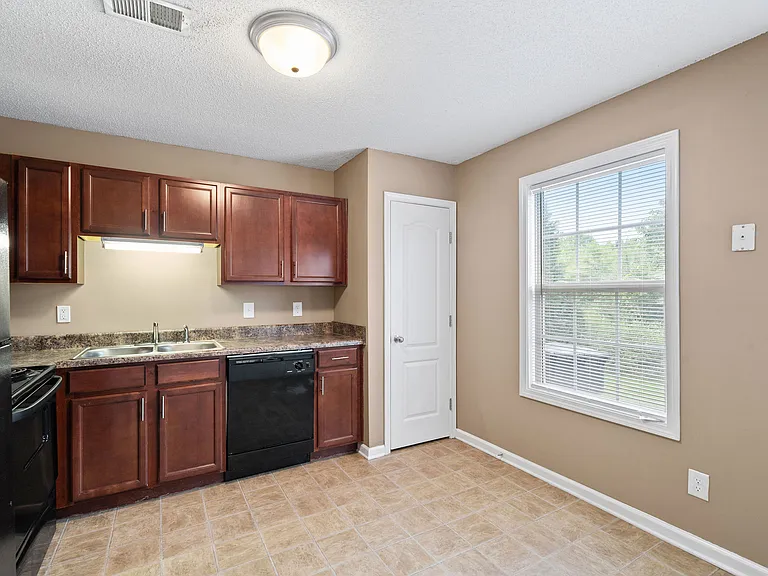 524 Patriot Park Ct — Photo 8
