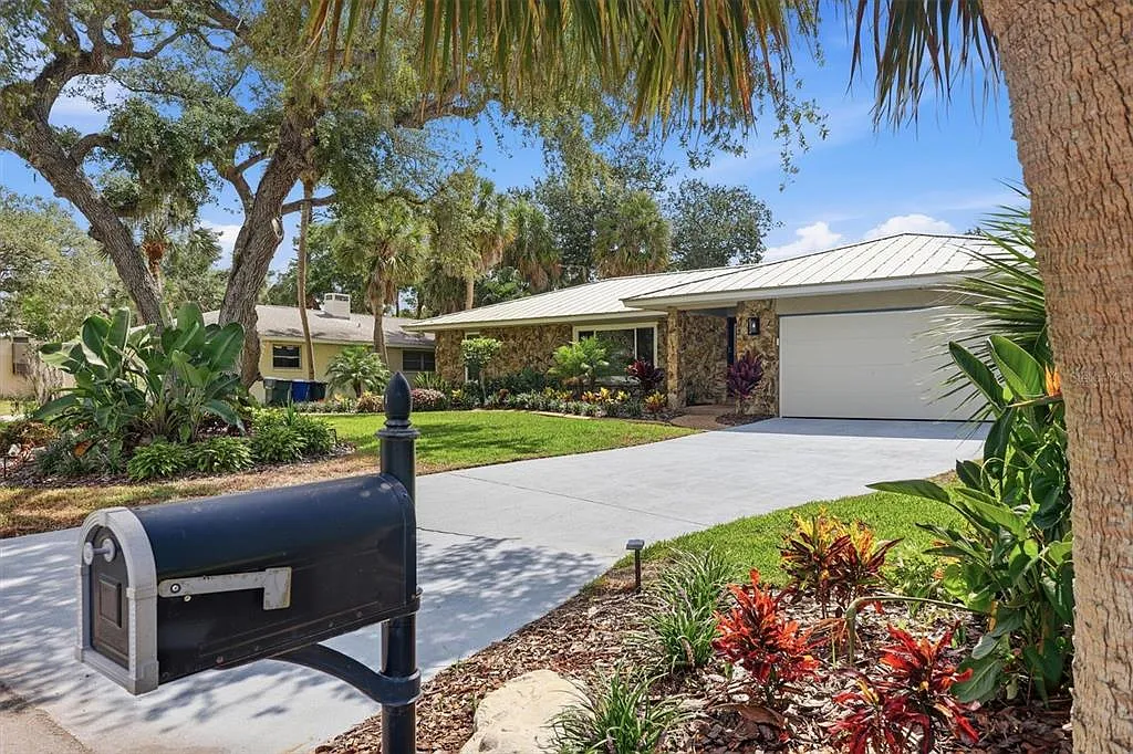 3 bed, 2.0 bath, 1953 sqft, $10,000 — Photo 2
